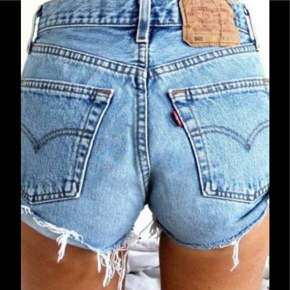 ISO TRUE VINTAGE Levi’s shorts Tagged 28 ❤️❤️❤️ - Picture 1 of 1